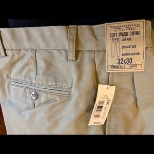 NWT ROUNDTREE & YORKE 32x27” CHINOS KHAKI PANTS